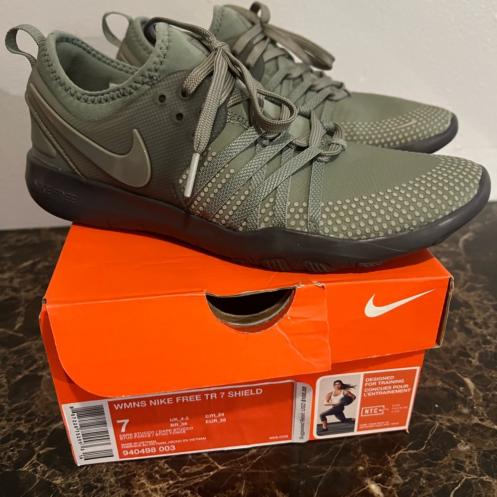 Nike sneakers size 7